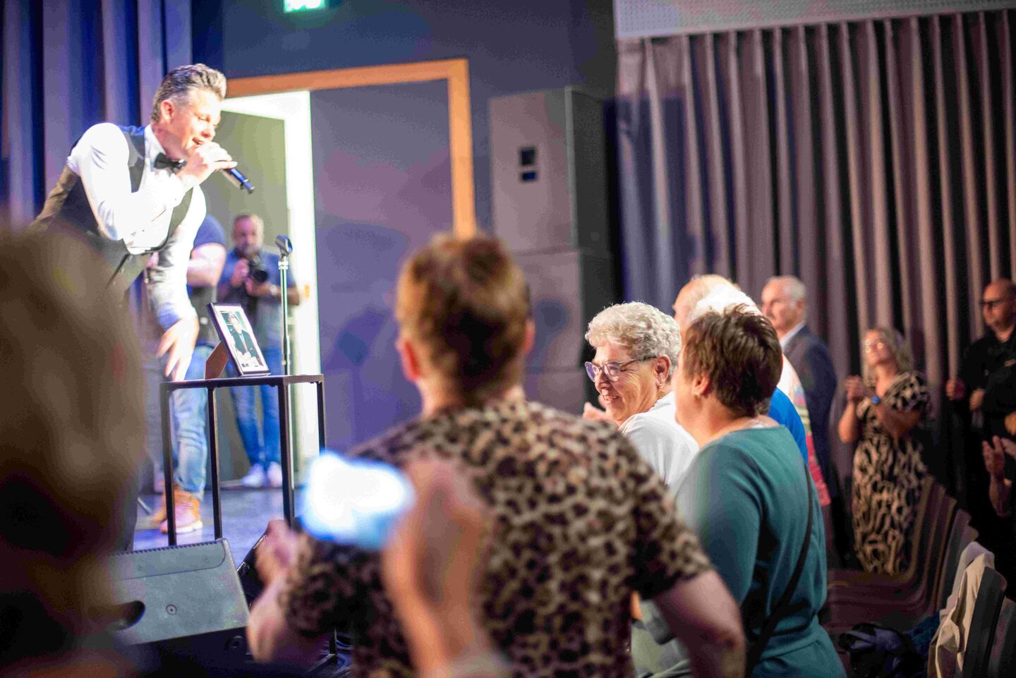 Sänger Gernot Pachernigg mit Publikum
