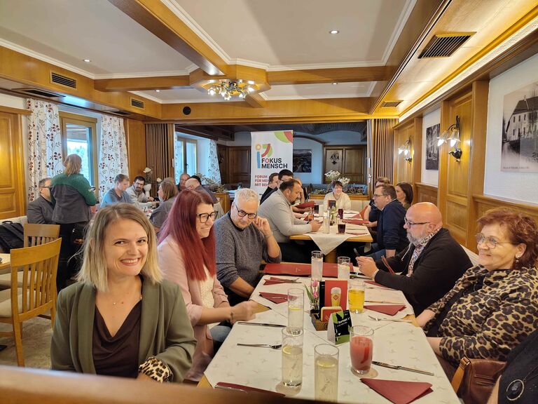 große Menschengruppe bei Tisch