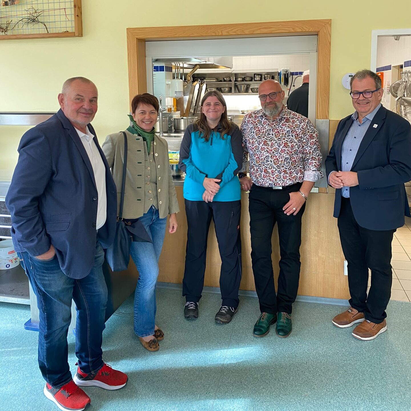 Gruppenfoto: OÖ LAK Präsident mit  Kammerdirektorin Gabriele Hebesberger mit Monika Leeb aus dem Feichtlgut, Einrichtungsleiter Johann J. Gruber und Geschäftsführer Michael Leitner