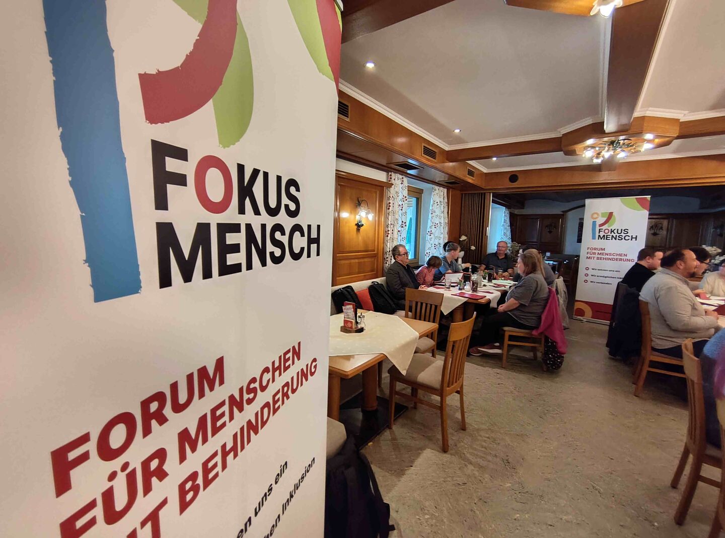 Blick in den Essensaal, im Vordergrund 