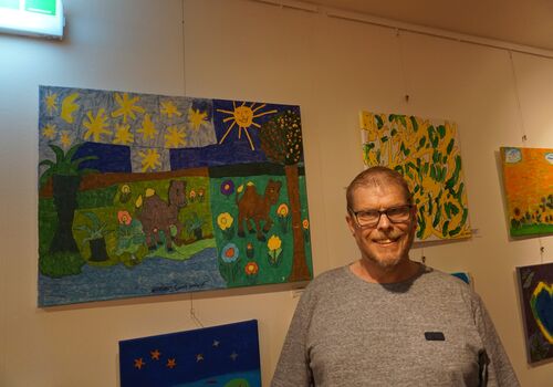 Gerhard-mit-seinem-Bild-scaled-z89yj4j37xg2mkm