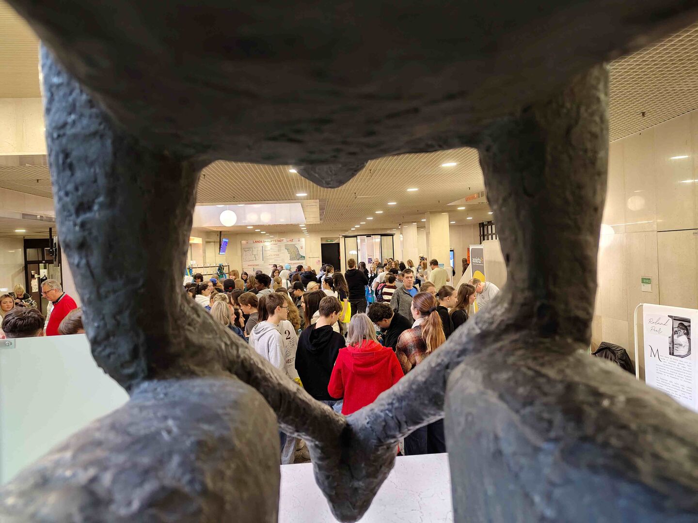 Blick auf Foyer durch eine Statue, interessanter Blickwinkel