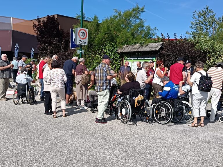 Gruppen von Menschen vorm Lebzentarium Kastner