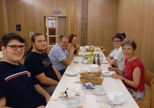 GruppeBeiTisch_cFokusMensch-n6aeh6k3cdye9gt