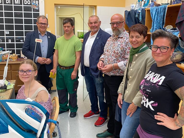 Gruppenfoto bei Besichtigung der Werkstatt