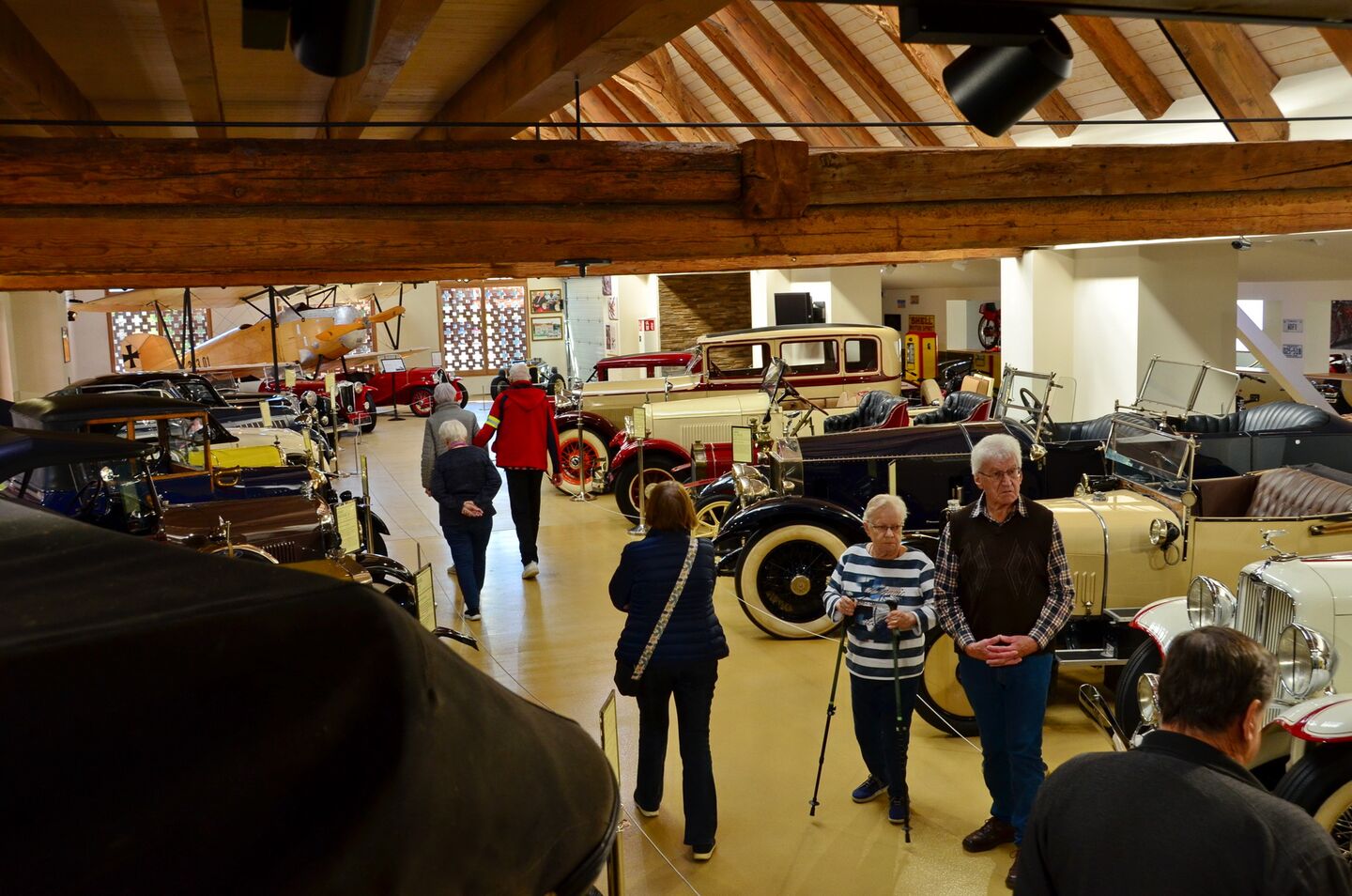 Besucherinnen und Besucher im Porsche MuseumGerhard Porsche Museum