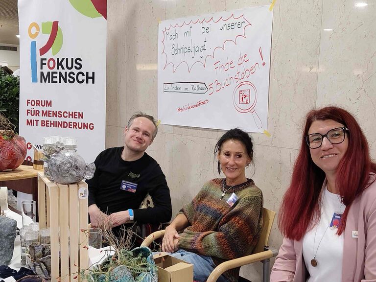 Fokus Mensch Infostand mit drei Personen