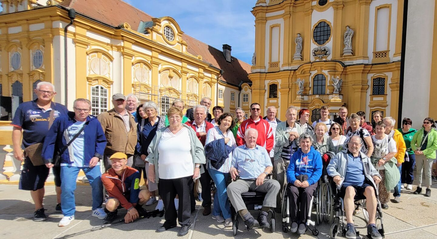Gruppenfoto vorm Stift Melk