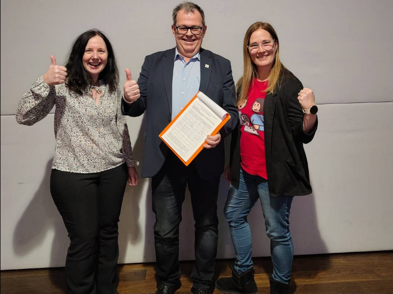 02_%C3%9CbergabeUnteschriftenElterninitiative_KinderSchule-pa4vq7z06ywrd8s