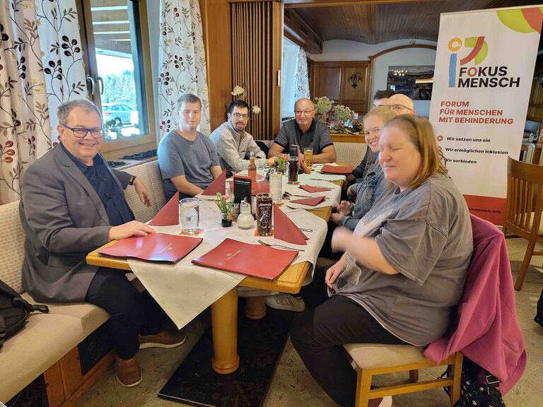 Menschengruppe bei Tisch