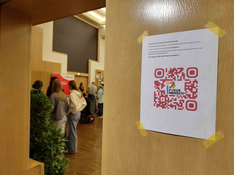 Zettel mit QR-Code an geöffneter Türe