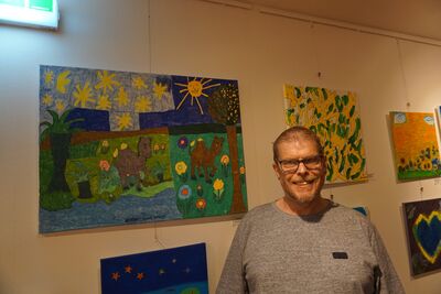 Gerhard-mit-seinem-Bild-scaled