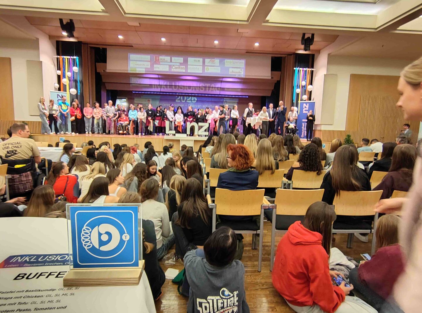 Blick in den Saal, Kennzeichnung 