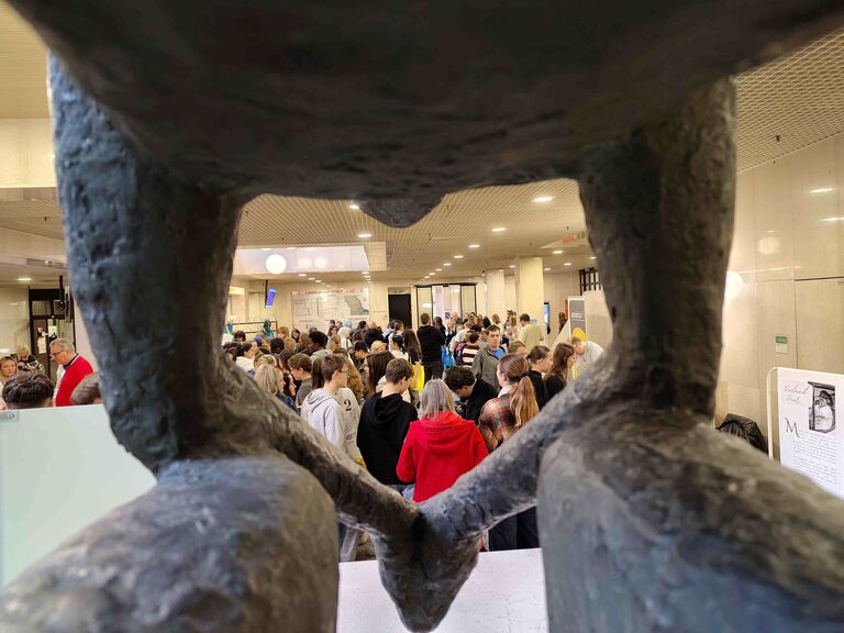 Blick auf Foyer durch eine Statue, interessanter Blickwinkel