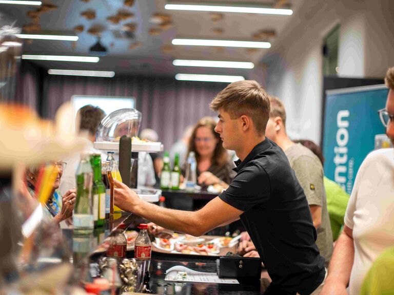 Gastro-Team an der Bar
