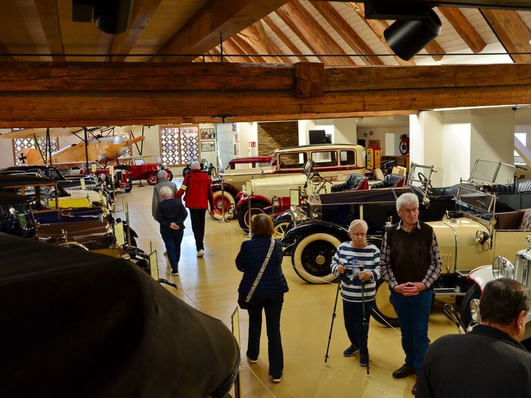 Besucherinnen und Besucher im Porsche MuseumGerhard Porsche Museum