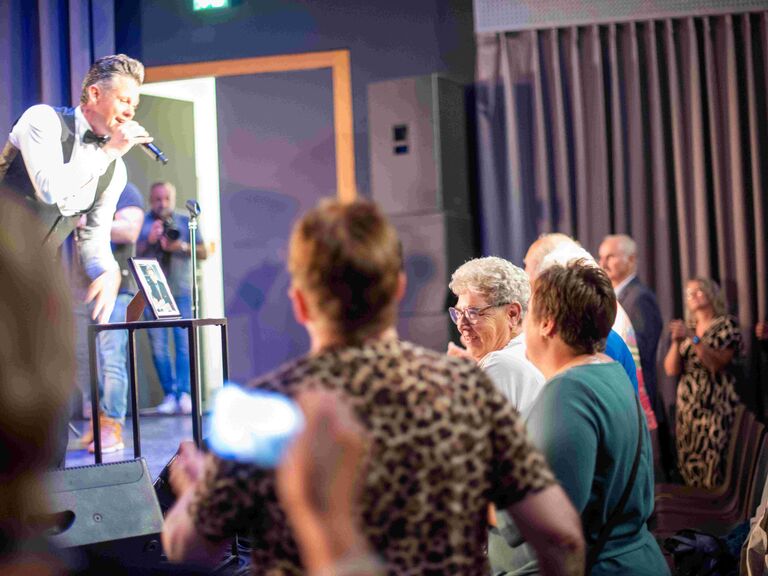 Sänger Gernot Pachernigg mit Publikum