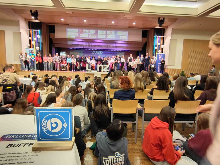Blick in den Saal, Kennzeichnung "Induktive Höranlage"