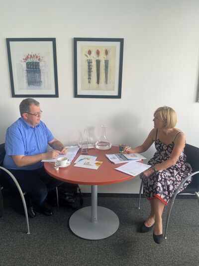 KennenlernGespraech_Heidemarie-Braeuer_FotoLandOOe-scaled