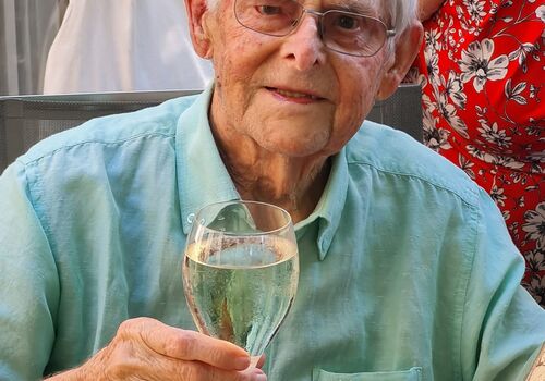 EhrenobmannMitWeinglas-1-scaled-m906ap57zaq7px5