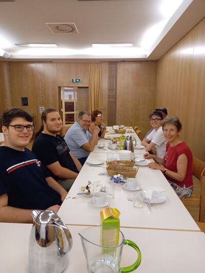 GruppeBeiTisch_cFokusMensch