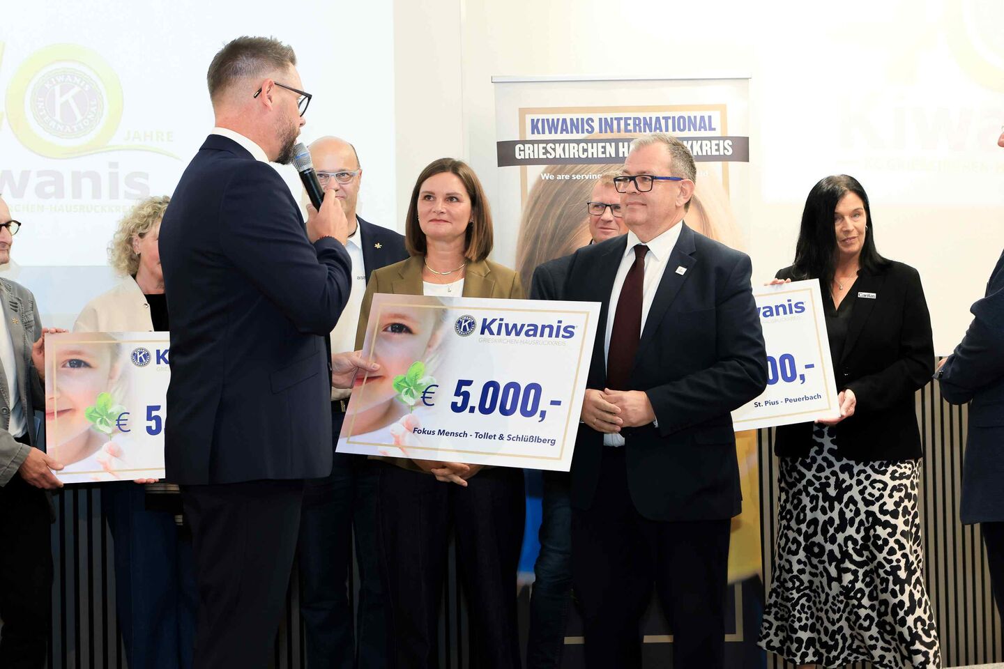 MAnn überreicht symbolischen Scheck über 5000 Euro