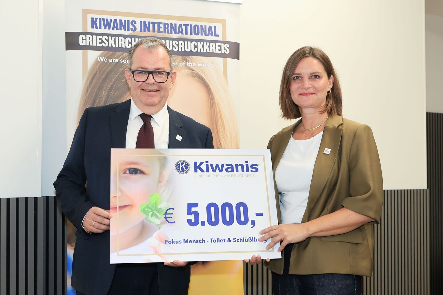 Michael LEitner und Christine Krenn halten symbolischen Scheck über 5000 Euro in die Kamera und lächeln