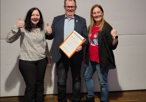 02_%C3%9CbergabeUnteschriftenElterninitiative_KinderSchule-qwmg4g48jsybkhq