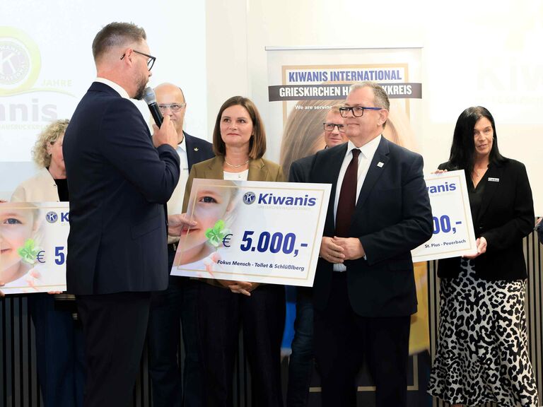 MAnn überreicht symbolischen Scheck über 5000 Euro