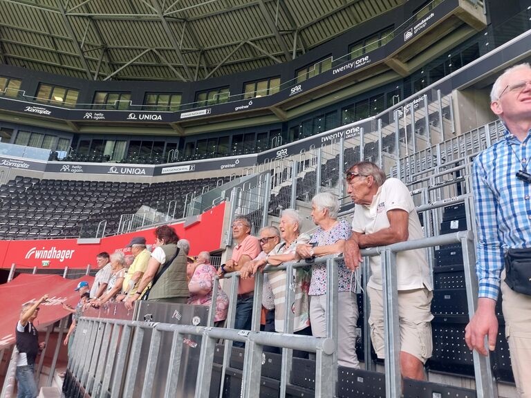 Menschengruppe im Stadion
