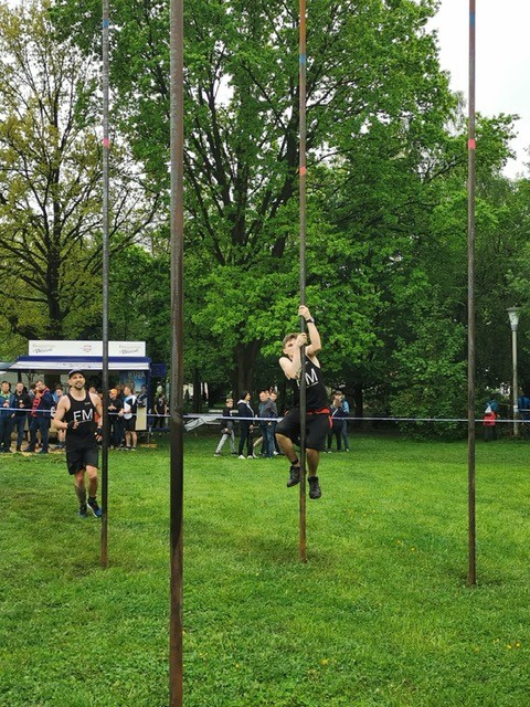 Hinderns: vertikale Stange