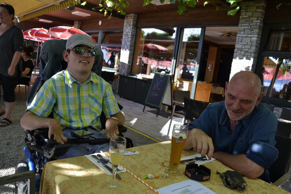 zwei Menschen am Tisch