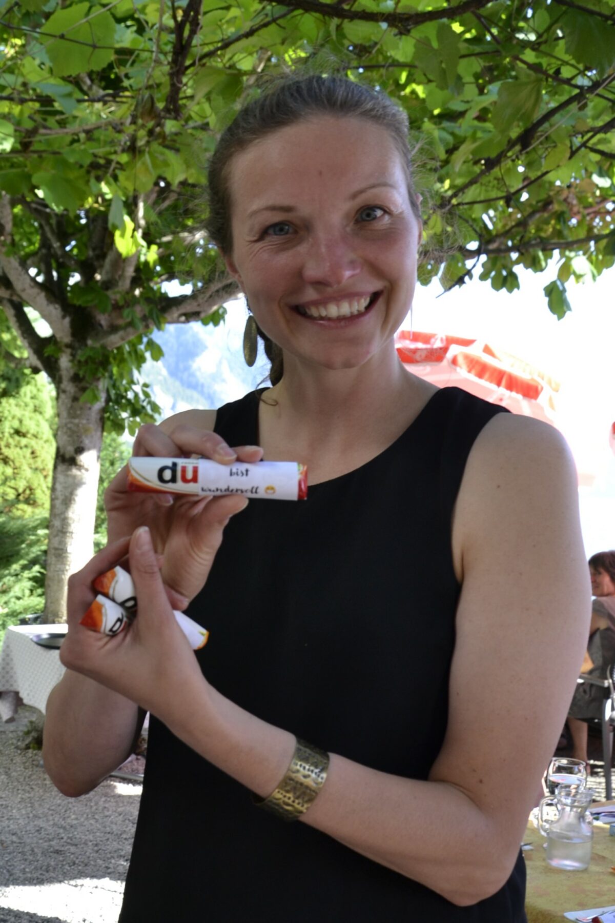 Frau lächelt in Kamera.´, präsentiert Duplo mit Aufschrift "du ... bist wundervoll"