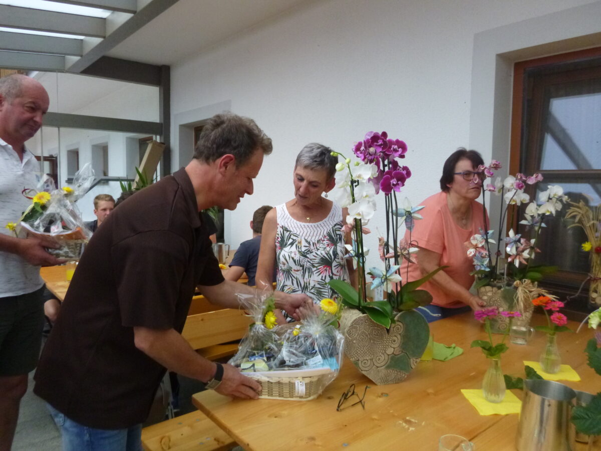 Geschenkübergabe: ein  Geschenkkörbe werden überreicht