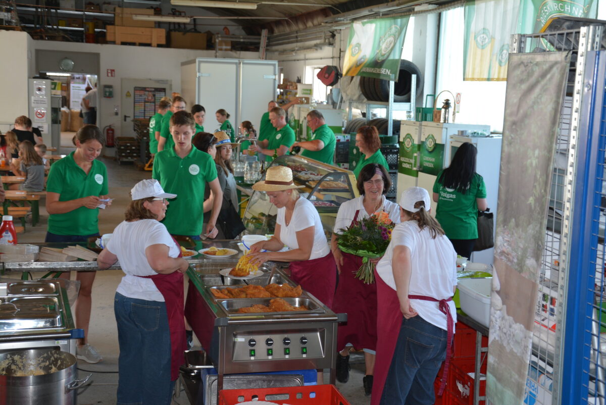 Essensausgabe-Bereich mit vielen Leuten