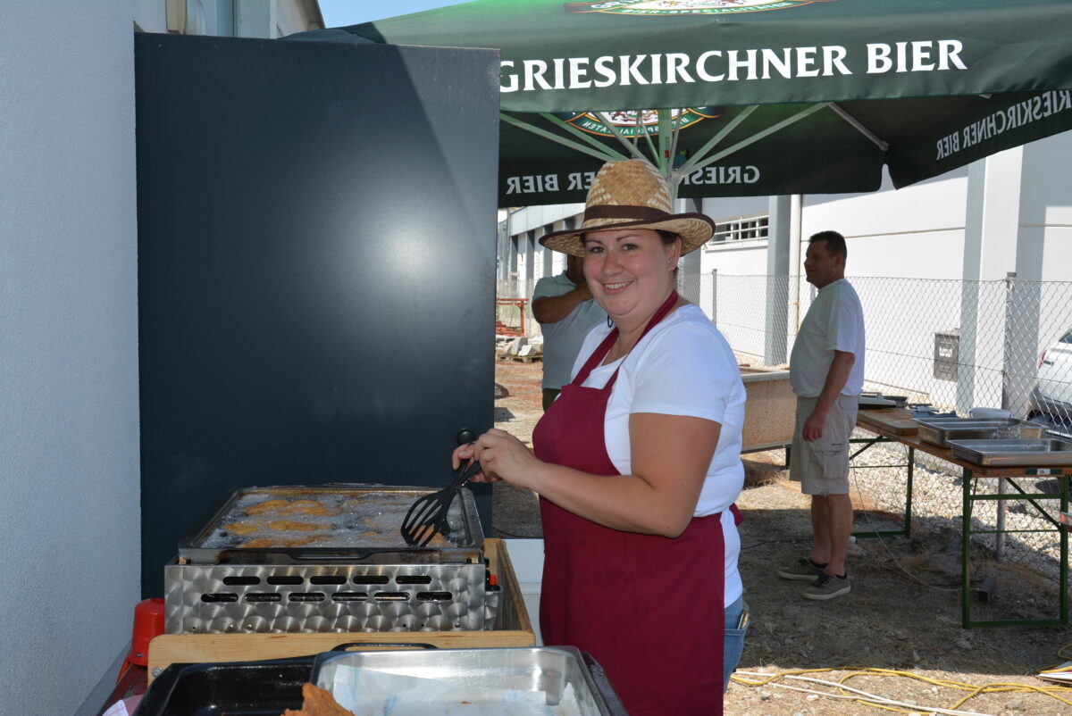 Frau an der Schnitzel-Fritteuse