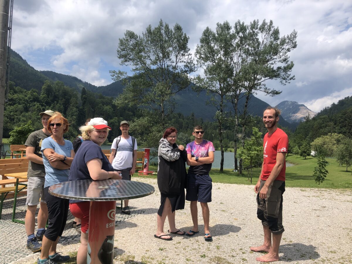 Gruppe junger Menschen vor toller Landschaft mit Bergkulisse