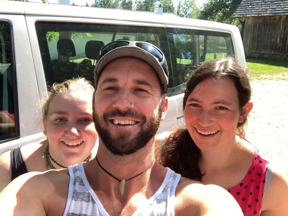 Selfie mit drei Personen( zwei Frauen, ein Mann), alle lachen