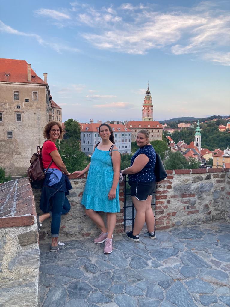 drei Frauen an einem Aussichtspunkt in Krumau