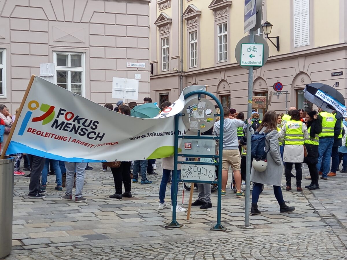 Straßenbild mit Demonstrierenden