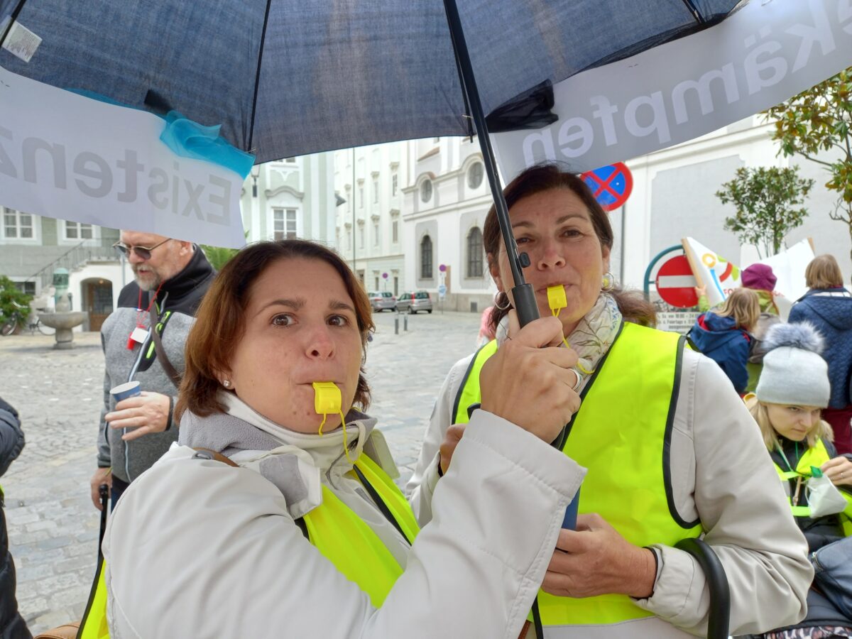 zwei Frauen mit Trillerpfeife