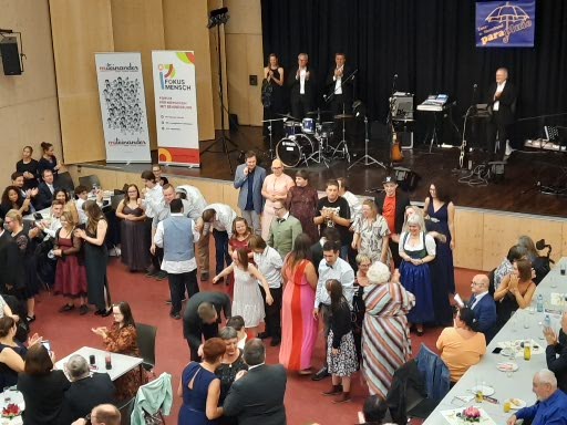 Ballgäste auf der Tanzfläche