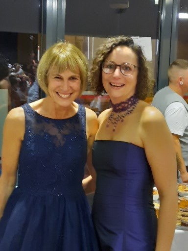 zwei Ballgäste (Frauen im blauen Kleid)