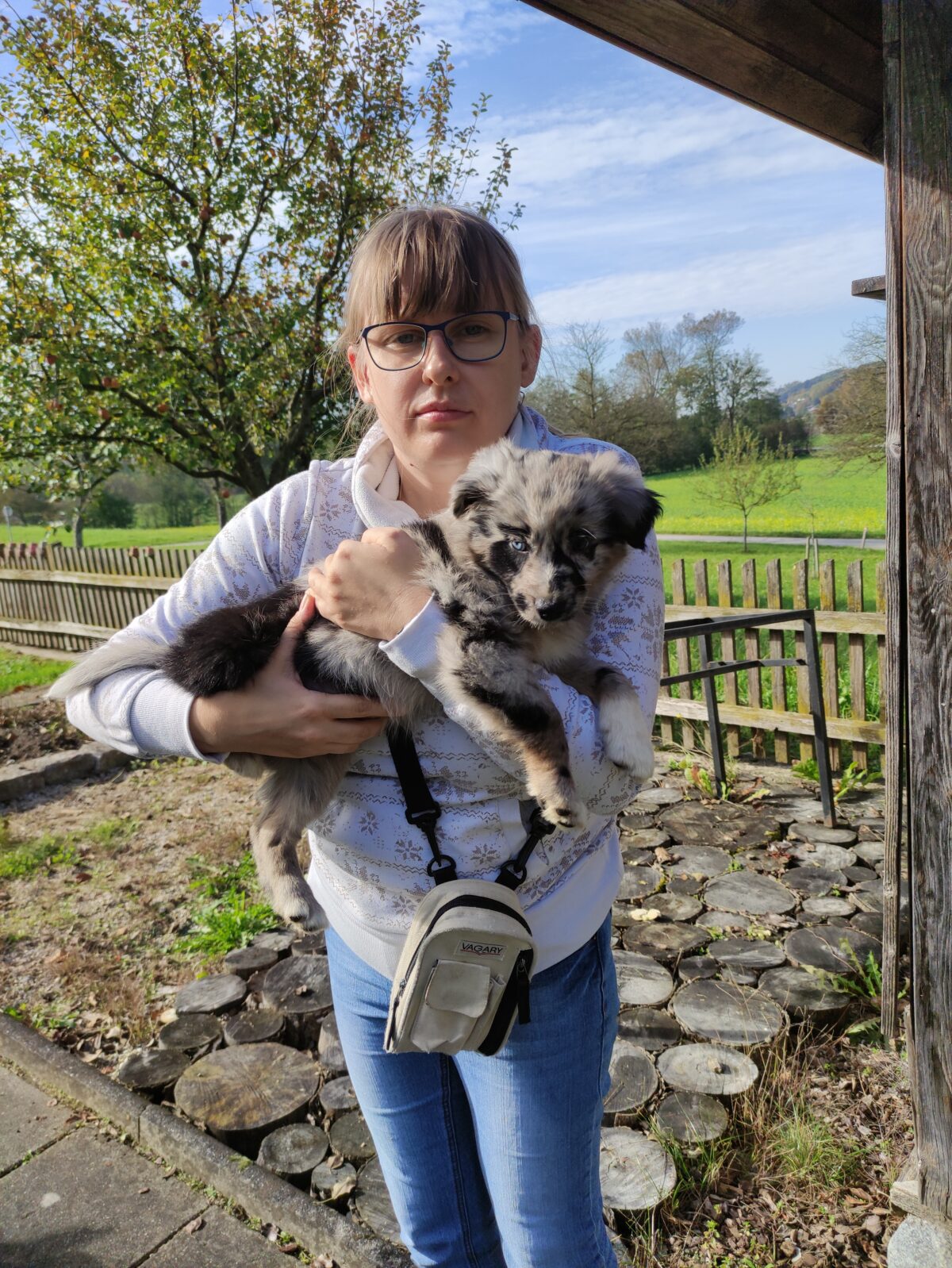 Frau mit Welpen im Arm