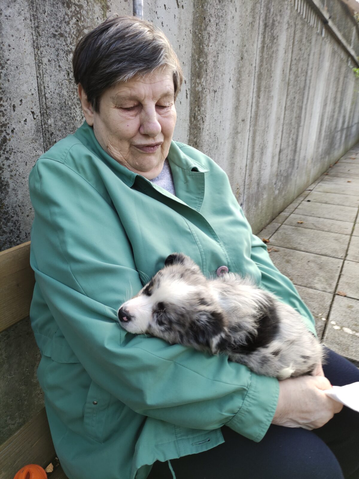 Frau mit Welpen im Arm