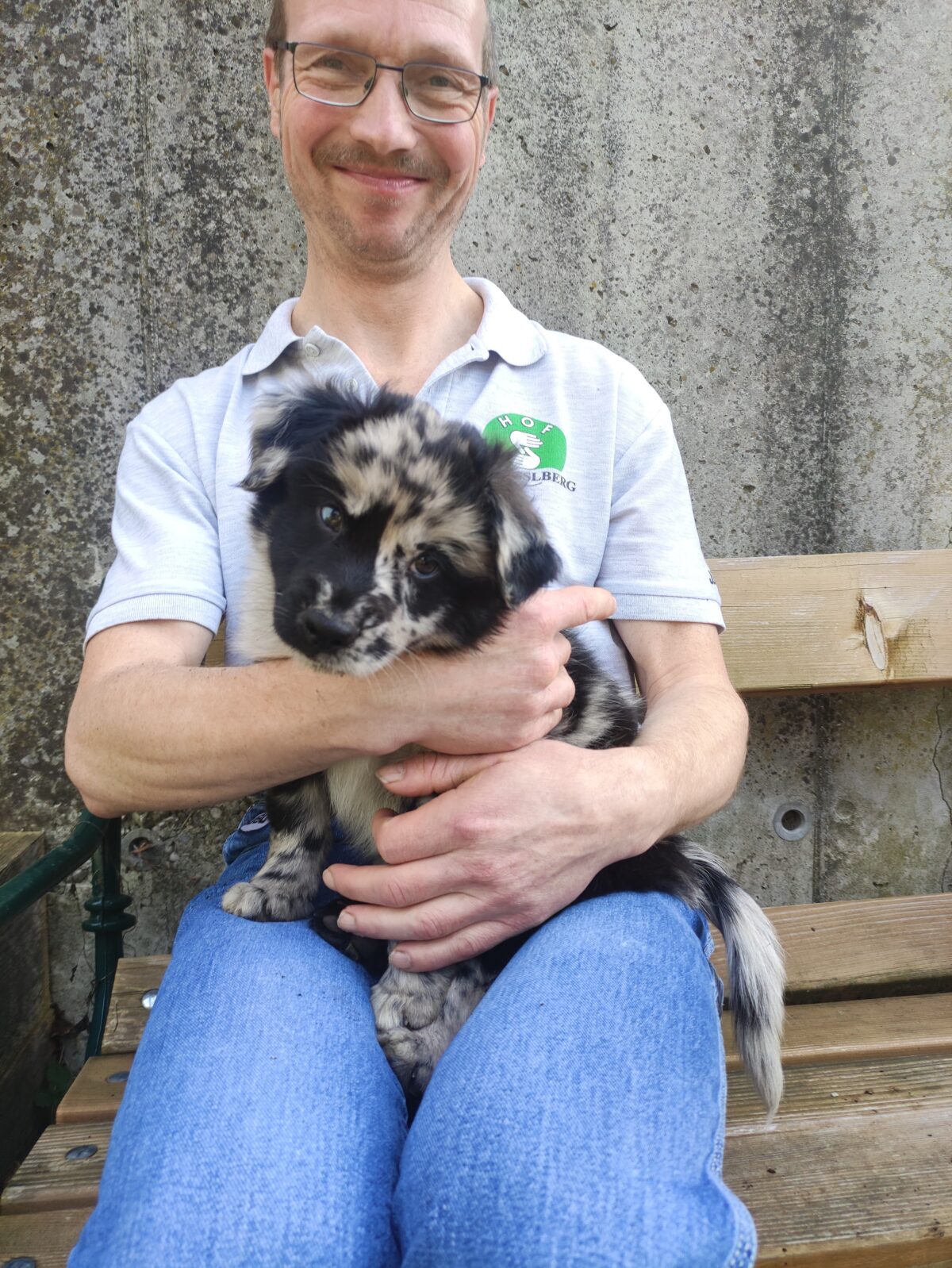 Mann mit Welpen im Arm