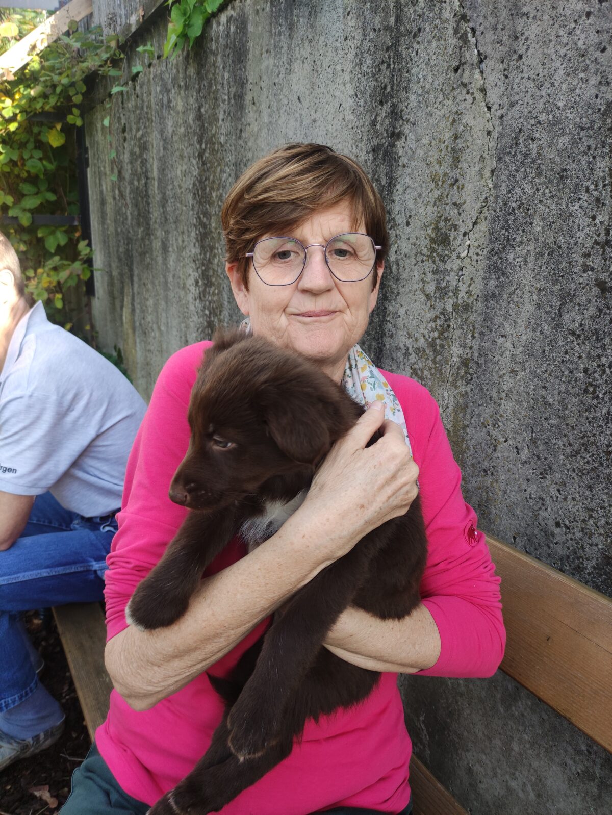 Frau mit Welpen im Arm