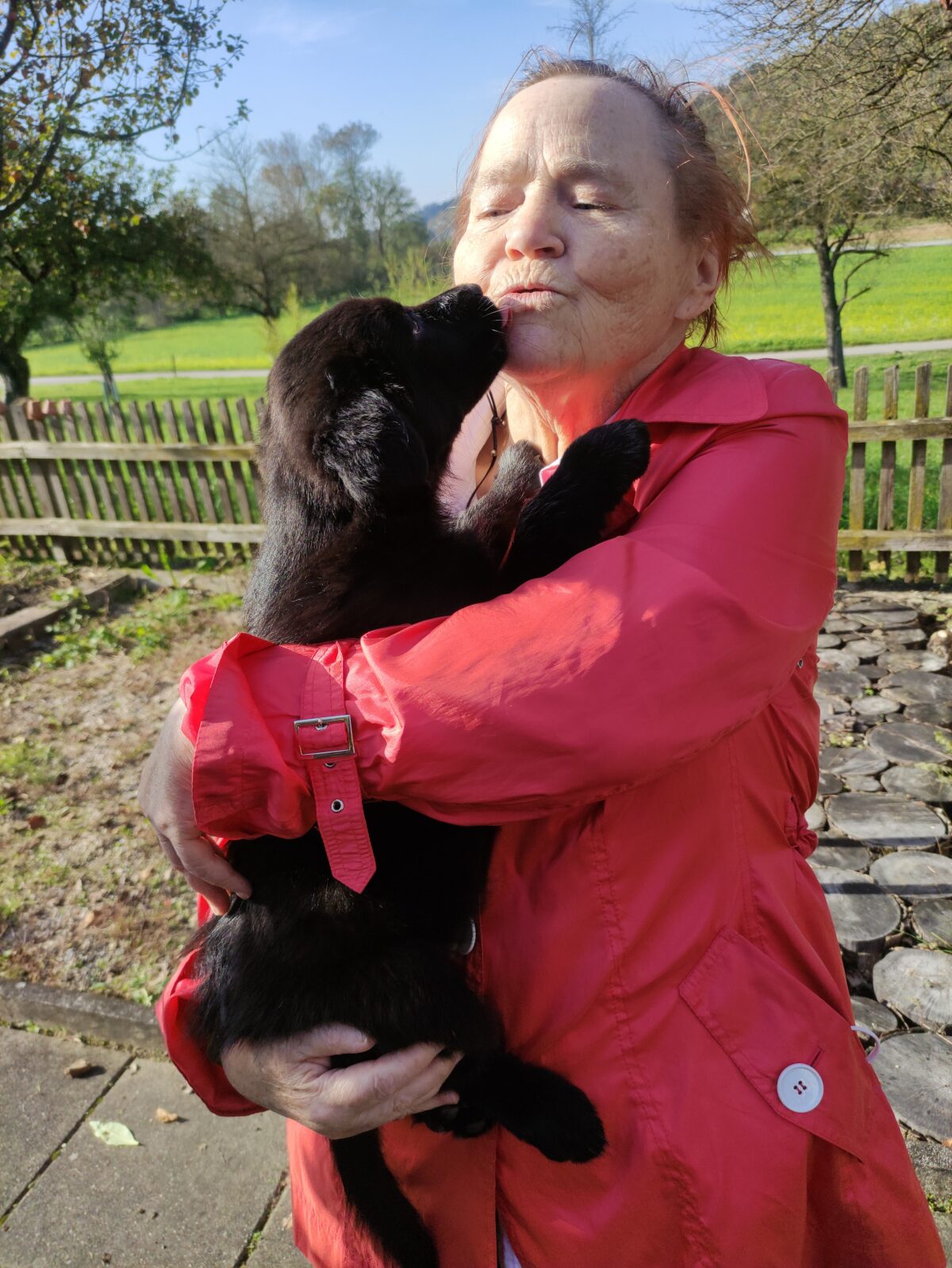 Frau mit Welpen im Arm