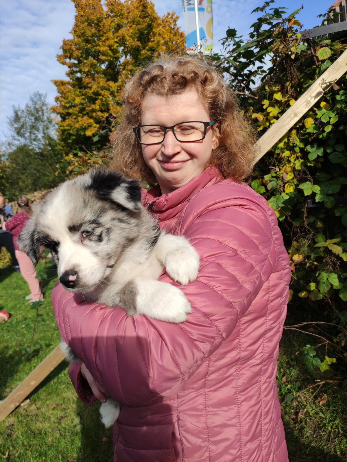 Frau mit Welpen im Arm