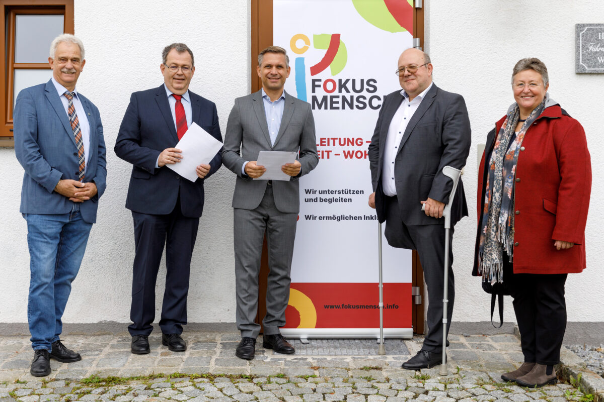 Politikerriege und Vertreter von Fokus Mensch (vier Männer, eine Frau, Gruppenbild)